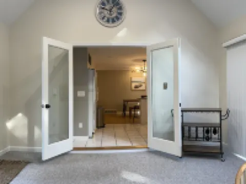 Relaxing family New Seabury home on cul-de-sac steps from Pond & Golf Course Hotels in Mashpee