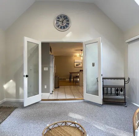 Relaxing family New Seabury home on cul-de-sac steps from Pond & Golf Course