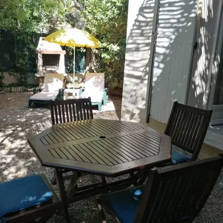 40 m² duplex apartment with air conditioning in villa with garden and parking space