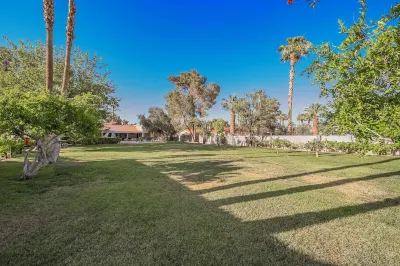 Midcentury Modern House in Heart of Historic Las Vegas ---- youtu.be/kSOgaVNbA9A 住宿飯店