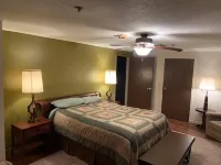 Snowmobile Access & Close to Oak Mt. SPACIOUS 5 Bedroom for large family/groups. Hotels in Speculator