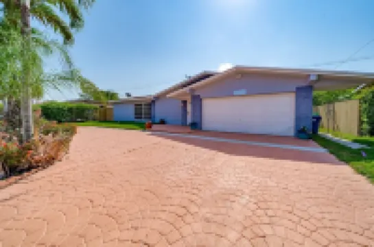 MODERN HOME WITH HEATED POOL! CLOSE TO SAWGRASS MILLS MALL! FLEXIBLE CHECK IN