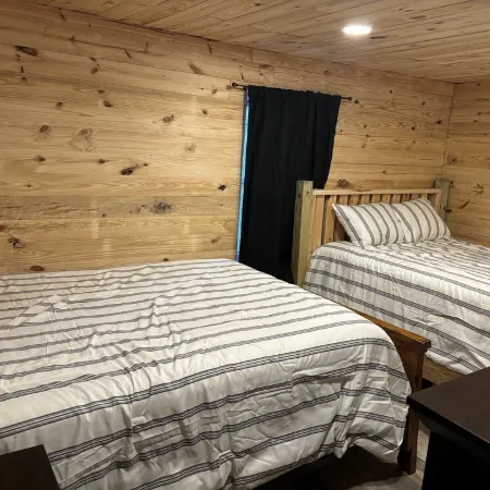 Papa Bear's Den!The perfect location to visit the trails”