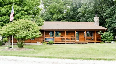Cozy 1-bedroom log home in scenic rural Carroll County-Delphi