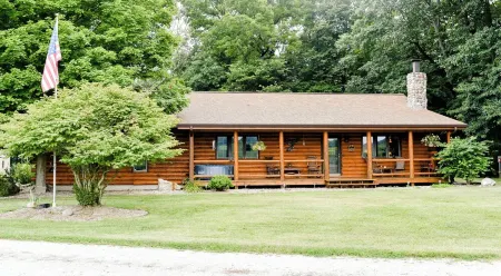 Cozy 1-bedroom log home in scenic rural Carroll County-Delphi Отели в г. Кэрролл
