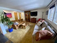 Beautiful 2 bedroom condo & king conversion bed-living room Sundance pool
