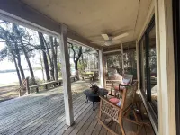 Lakefront Cottage with amazing views