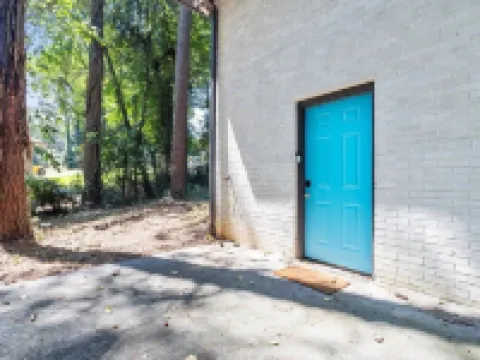 Urban Escape: 5BR Retreat Hotels in Decatur