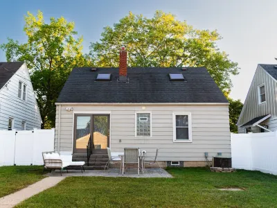 Cozy Pet Friendly Home w/ Private Yard & King Bed - Near Wauwatosa Hotels near Foot Locker