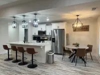 Serenity LoungeNEW-FRESH-MODERN HOUSE With TVs in All rooms - 3-Star