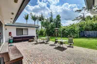 Gorgeous spacious  2bd 2bath sleeps 6 private yard, parking, gas grill, dogs ok