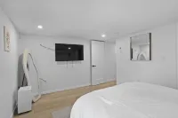 New Chic Modern-Boho Apartment in Center City !