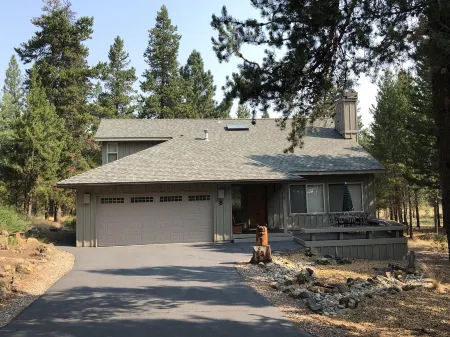 IN SUNRIVER-Beautiful, remodeled, 3BR/3BA, HotTub, 8SHARC Passes, Pets OK