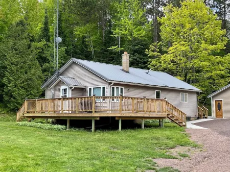 Snowmobiles, Skiing, ABR Amazing 2-bedroom house with WiFi in Hurley, Mercer