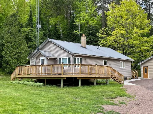 Snowmobiles, Skiing, ABR Amazing 2-bedroom house with WiFi in Hurley, Mercer