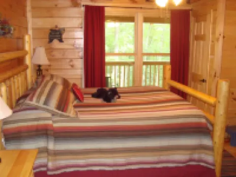 The Blackbear 4 bed log cabin with loft and cathedral ceilings Hotels in Bluestone River