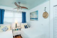 Dragonfly Lite – A tropical oasis with your own heated saltwater pool to enjoy! Отели рядом с достопримечательностью «Seven Mile Bridge»