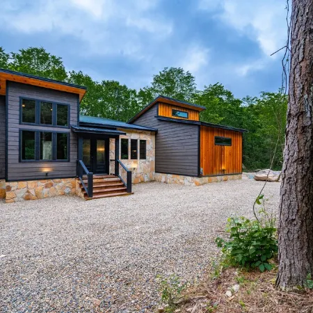 WILL HIKE FOR TACOS luxury spacious cabin, cozy, quiet, amazing deck. sleeps 8