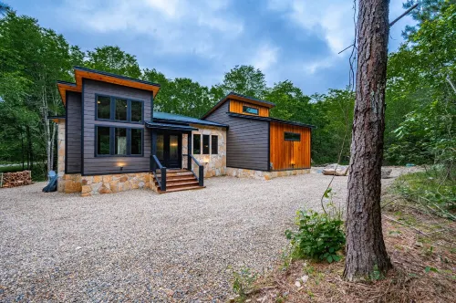 WILL HIKE FOR TACOS luxury spacious cabin, cozy, quiet, amazing deck. sleeps 8