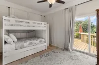 Family Guesthouse with Pool Views minutes from Nokomis Beach Hotels in Osprey