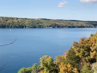 Mid-Century modern Lakeview Stay Hotels in Lansing