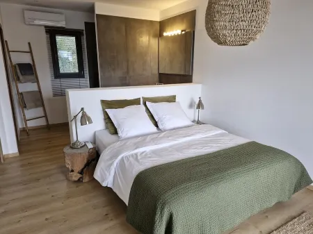 Villa Standing Plein Sud, Piscine Miroir, à 2 Minutes des Plus Belles Plages Отели в г. Альбитречча