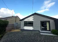 The Surf House modern bungalow  a stones throw from Widemouth Bay Beach, Bude