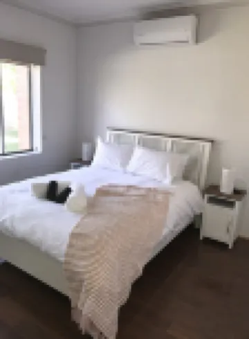 GREAT/SPACIOUS TWO BEDROOM GROUND FLOOR UNIT ONLY 5 MINUTES FROM THE CITY! Hotels in Walkerville