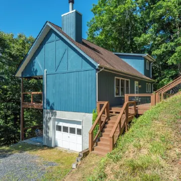 Mtn Cabin with Views, Hot Tub+Grill, Wood Stove, WiFi, Private & Close to Town.