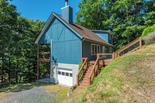 Mtn Cabin with Views, Hot Tub+Grill, Wood Stove, WiFi, Private & Close to Town.