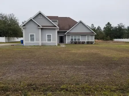 House at the Lakes, fishing  , nearby boat ramps, Parks and minutes from Beaches Отели в г. Глинн