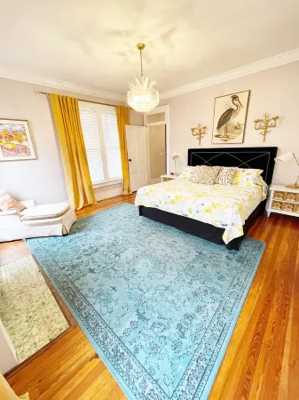 WALK EVERYWHERE!! Downtown Designer Home Close to Everything in Huntsville