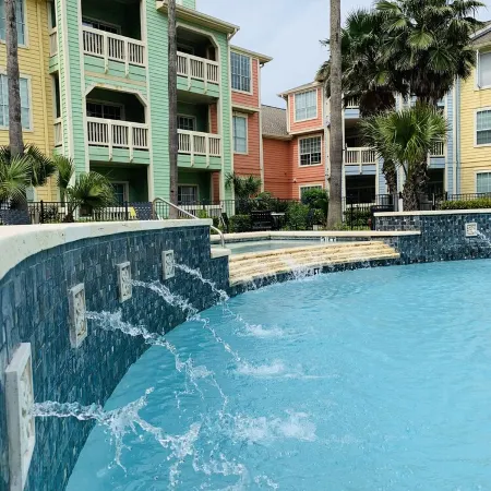 Fantastic Seawall Condo- Garden and Pool view