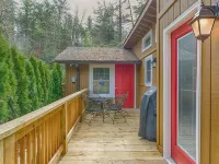 Mirror Lake Red Door Guest House-On Mirror Lake and 1.2 Miles from Main Street! Hotels in Highlands