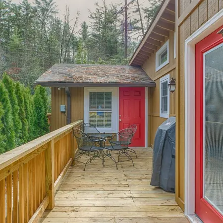 Mirror Lake Red Door Guest House-On Mirror Lake and 1.2 Miles from Main Street!