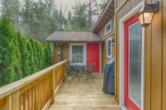 Mirror Lake Red Door Guest House-On Mirror Lake and 1.2 Miles from Main Street!
