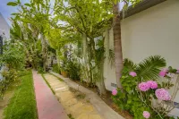 HIDDEN GEM 2-1/2 BLOCKS TO THE BEACH