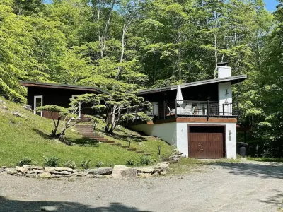 Mid-Century Arty Chalet - 2 Min to Stratton Slopes
