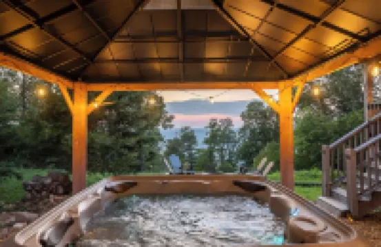 Updated Brow View Cabin with Hot Tub/Fire Pit/Arcade in Mentone