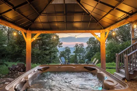 Updated Brow View Cabin with Hot Tub/Fire Pit/Arcade in Mentone