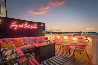 Lookout Getaway: Luxury 4 Bedroom, Rooftop Deck - 4-Star