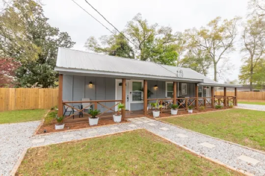 Cozy Duplex Retreat - Beaches, Hospital, Dining