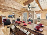 Mountain escape with hot tub