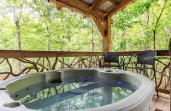 FoResTree House- Peaceful Luxury Treehouse Hot tub