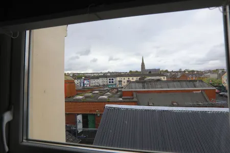 14 Chamberlain Street, Derry: Epic Location