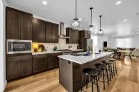 Luxury Condominium 8 Miles from Snow Basin Sleeps 10