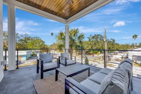 Rooftop+Balcony! Luxury Stay in Downtown Dunedin Отели рядом с достопримечательностью «Seeds»