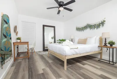 Casa Bohemia - 5 Star Location - Convenience and Comfort - Free L2 EV Charging Hotels in Alamo Heights