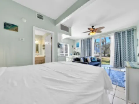 Beachside Breeze Cottage~Location! Crystal Beach, Destin~Steps to Beach & Pool