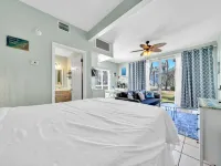 Beachside Breeze Cottage~Location! Crystal Beach, Destin~Steps to Beach & Pool